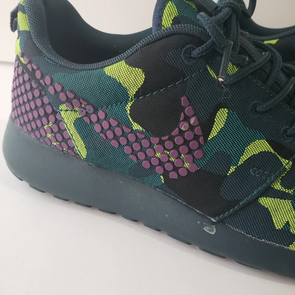 Nike Women Roshe One Prem Plus Green Camo, Purple Nike Sign Size 7